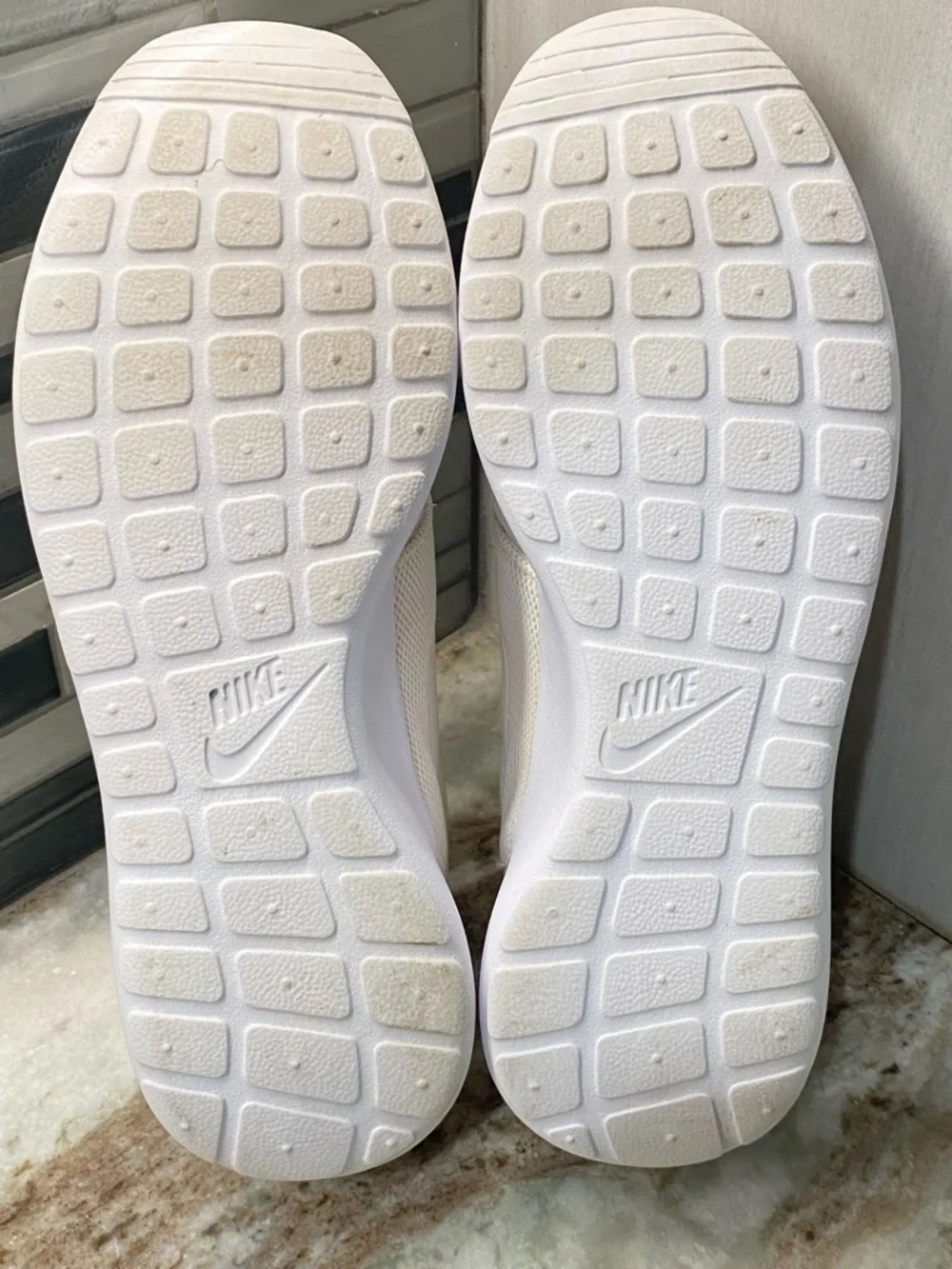 Nike Roshe One Triple White Womens Running Shoes 844994-100 Size 9.5 Like New
